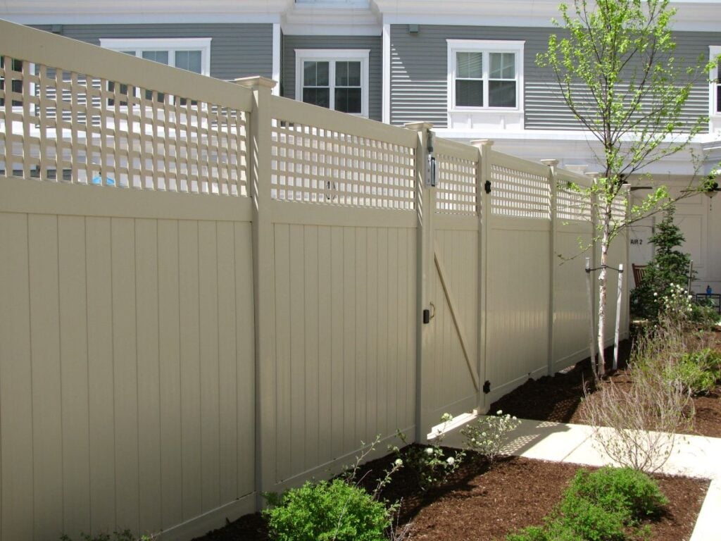Vinyl fence with a gate