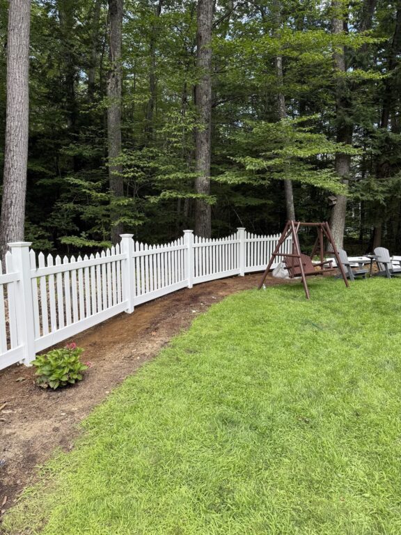 PICKET VINYL FENCING