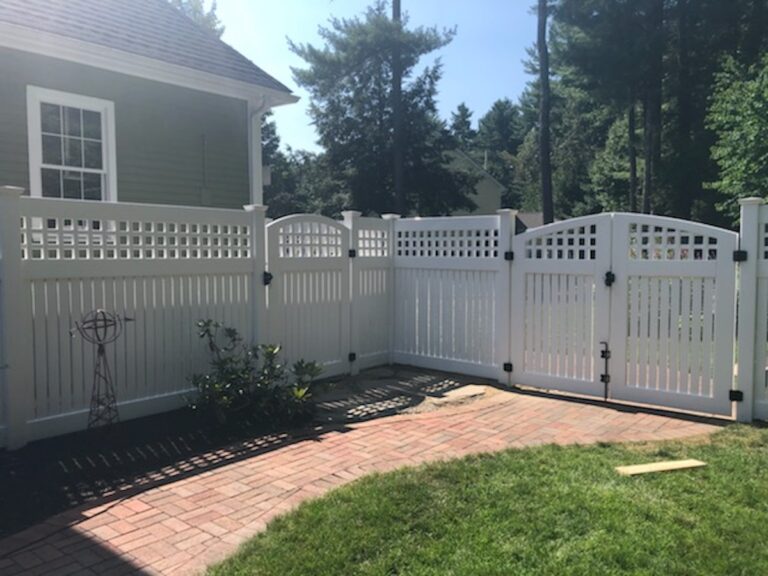 SEMI-PRIVATE VINYL FENCING