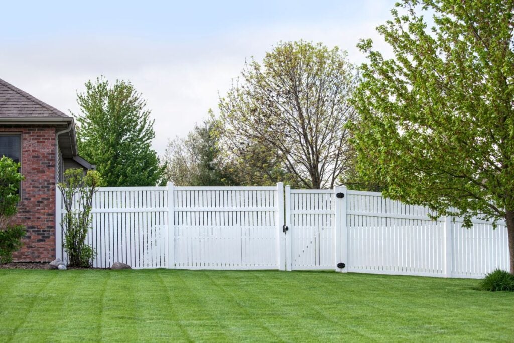 Contemporary White vinyl fence with gate