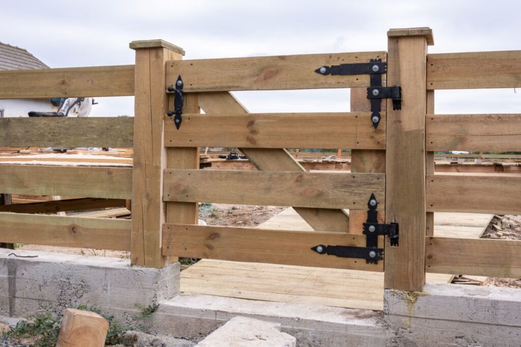 Forged hinges. Forged hinges on the fence ranch style.
